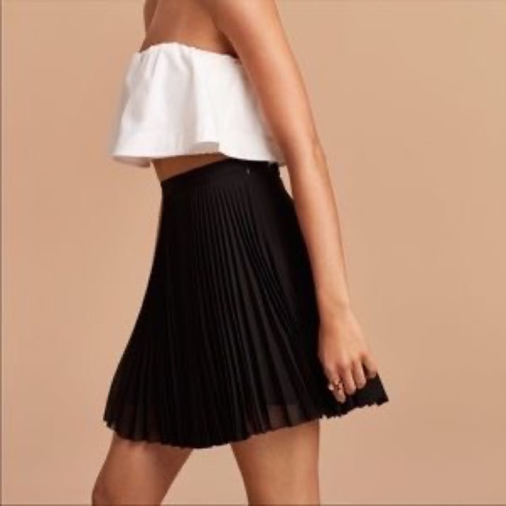 NWT Aritzia Babaton Denley Pleated Mini Skirt Sz XS